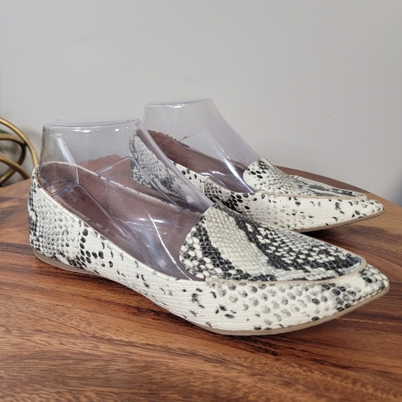 Madden Girl Snake Print Flats Pointed Toe Loafers Size 6.5 - Picture 4 of 14